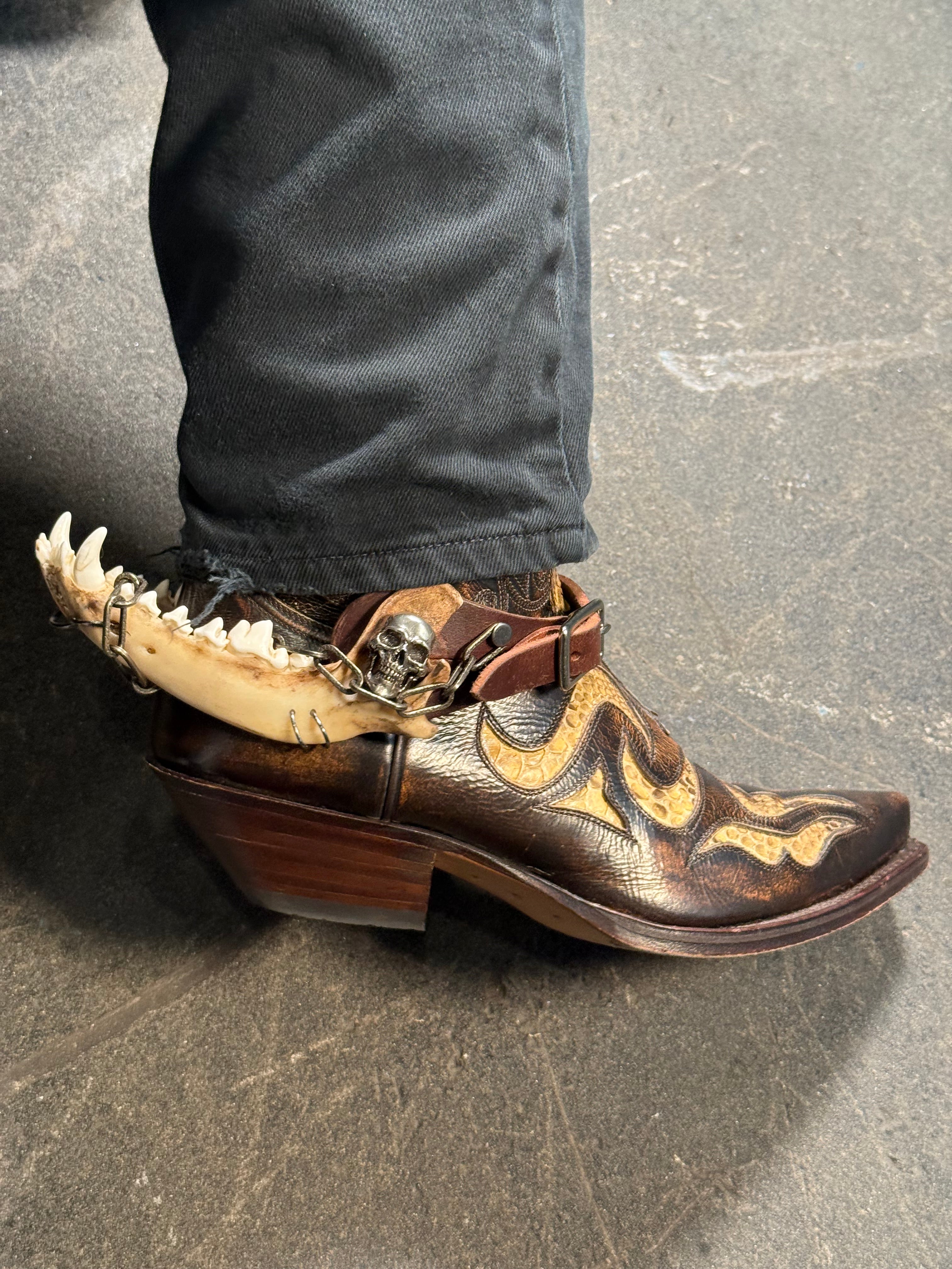 handmade coyote jaw spur straps & skull set | kojoten kiefer & totenkopf stiefelriemen set