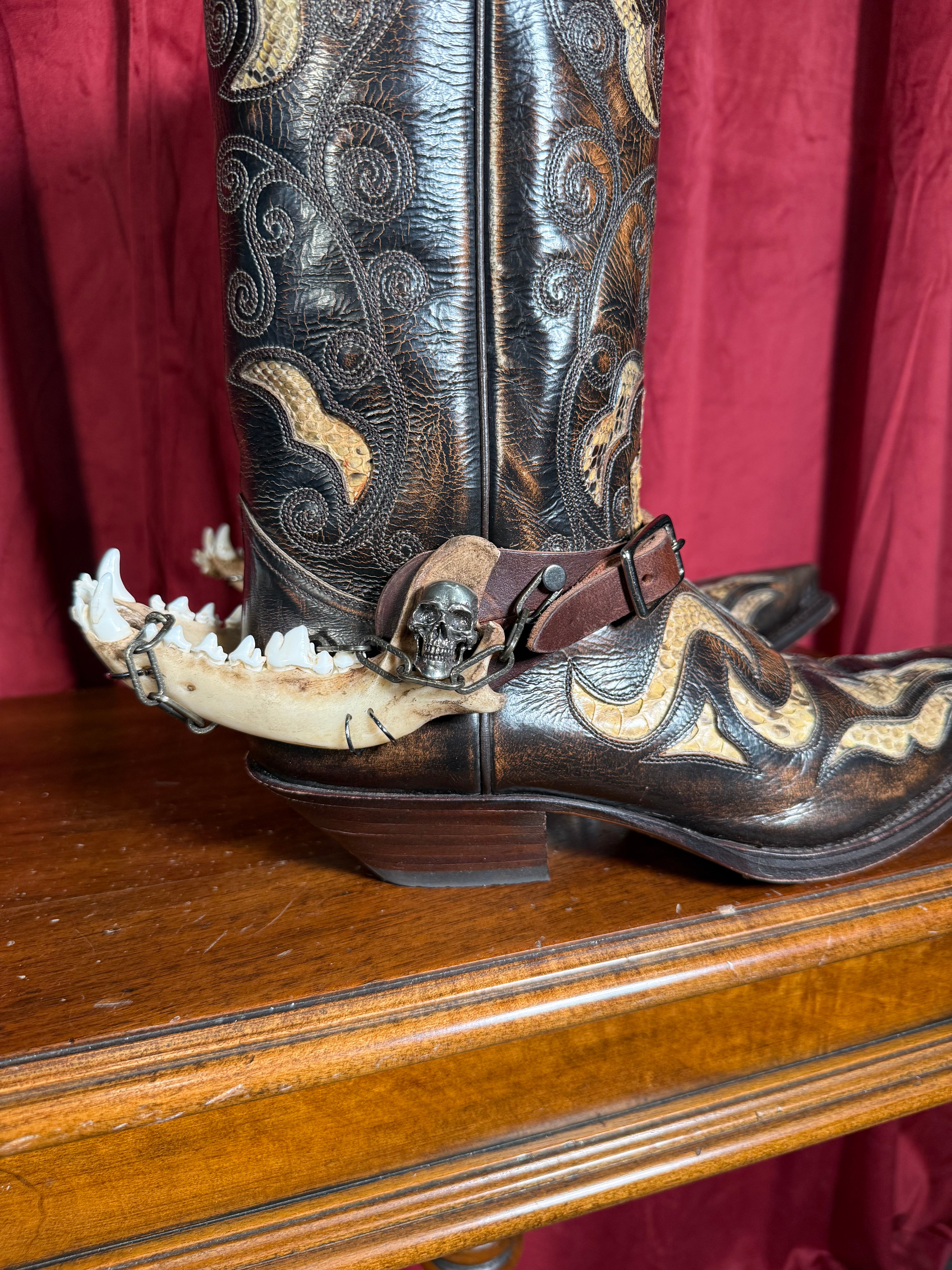 handmade coyote jaw spur straps & skull set | kojoten kiefer & totenkopf stiefelriemen set