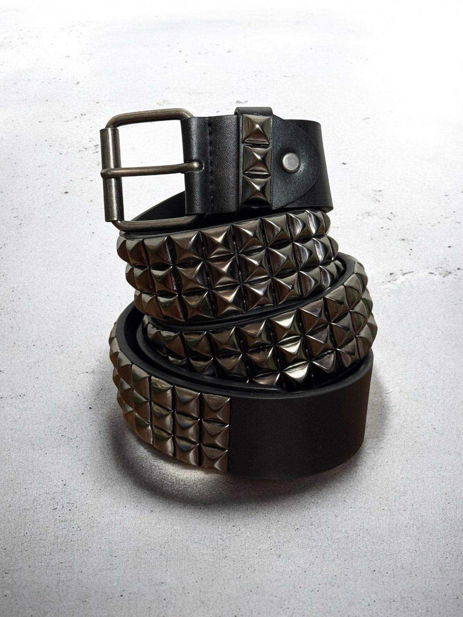 studded belt | pyramiden nietengürtel