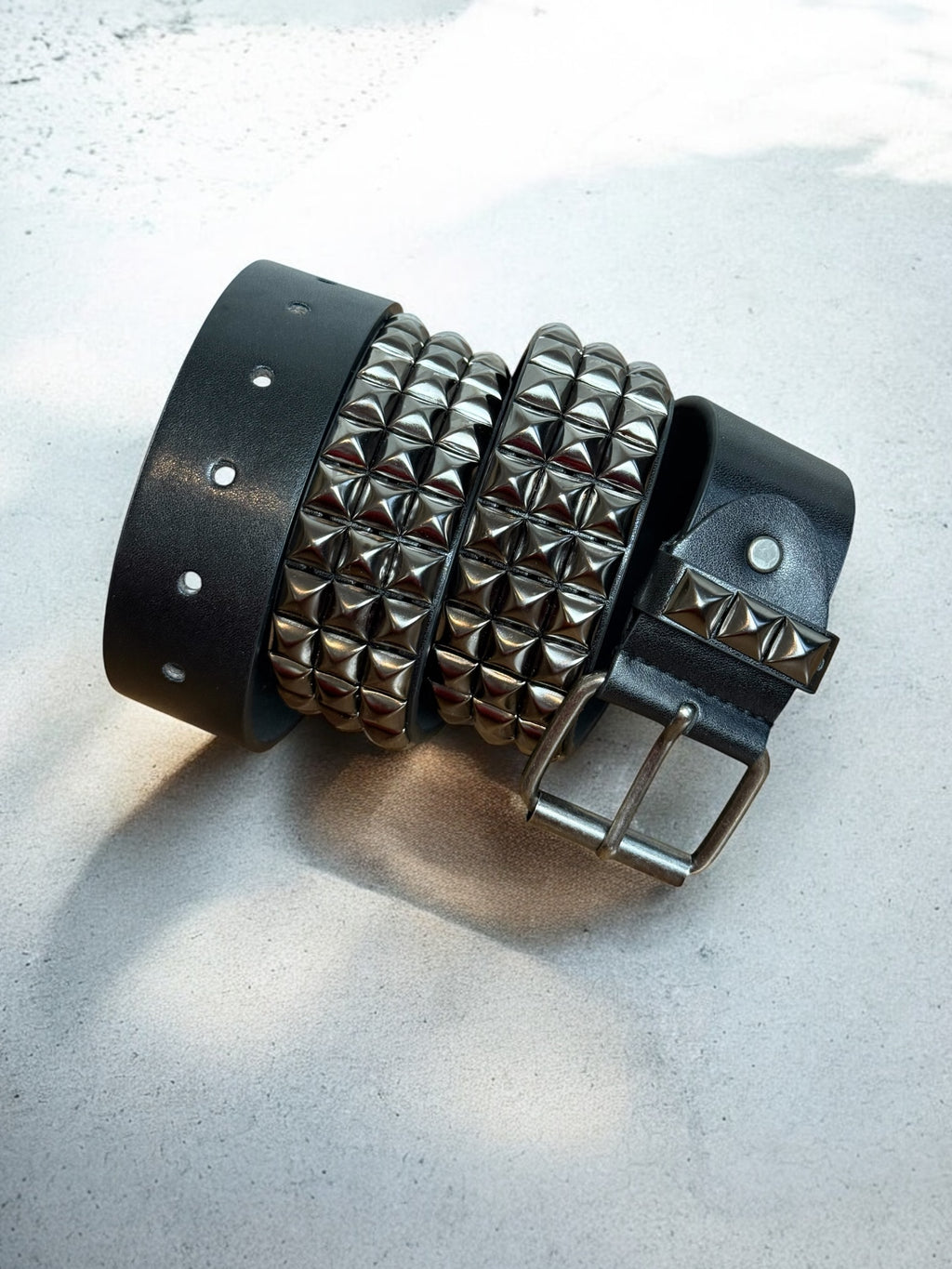 studded belt | pyramiden nietengürtel