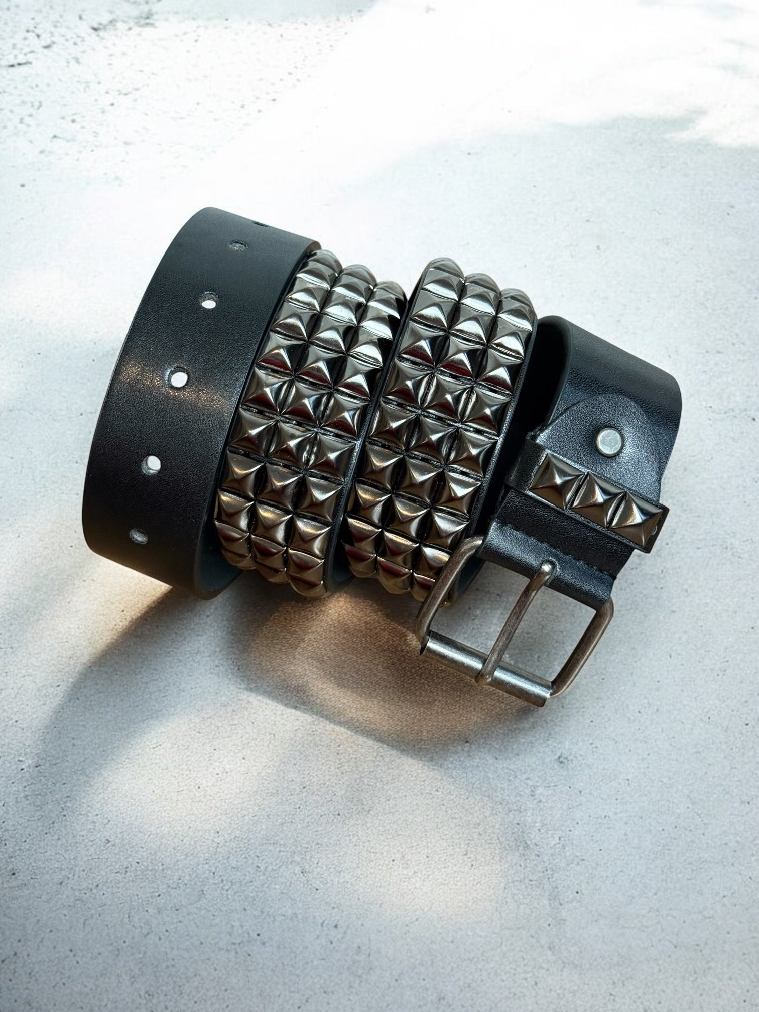 studded belt | pyramiden nietengürtel