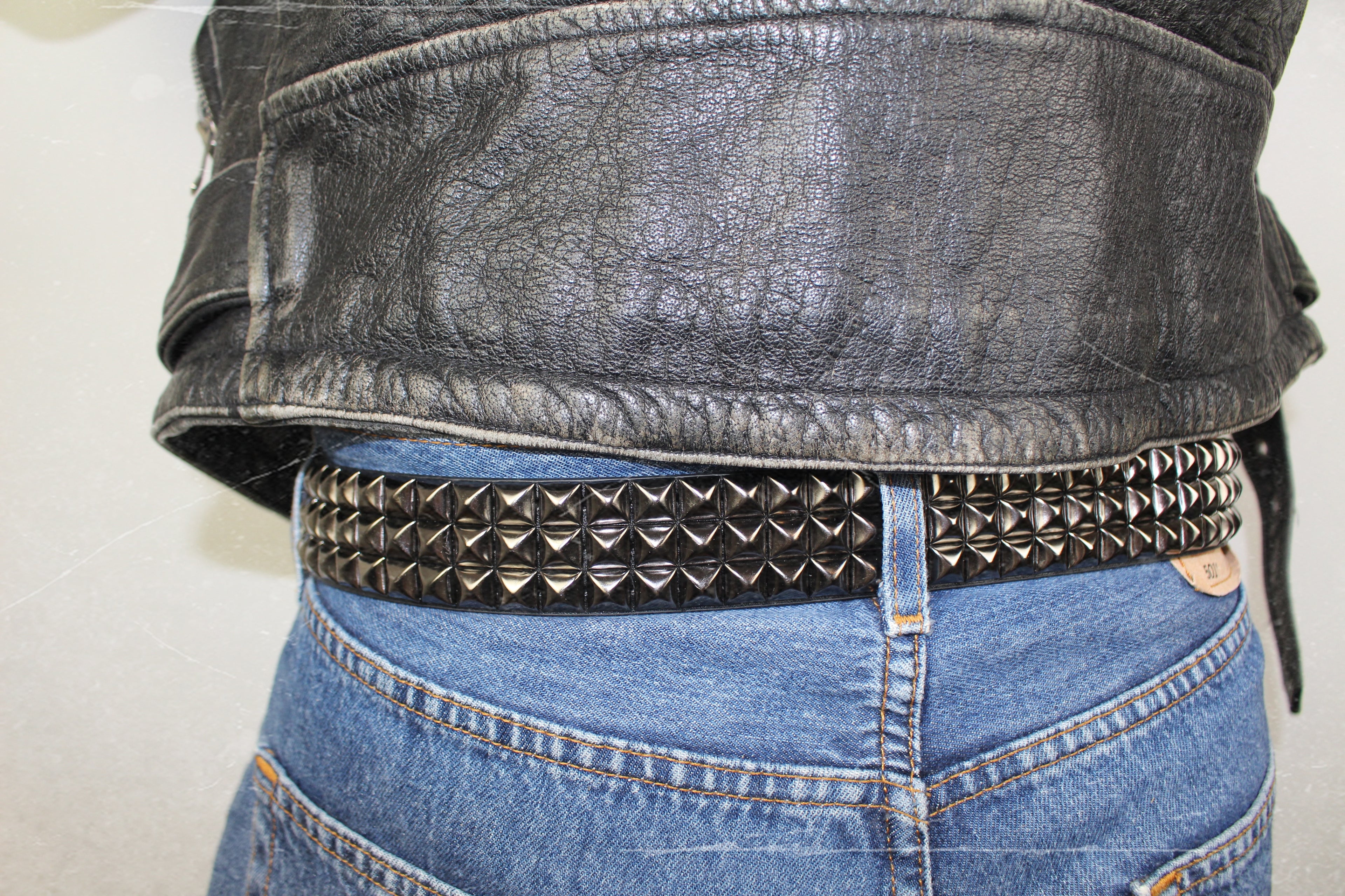 studded belt | pyramiden nietengürtel