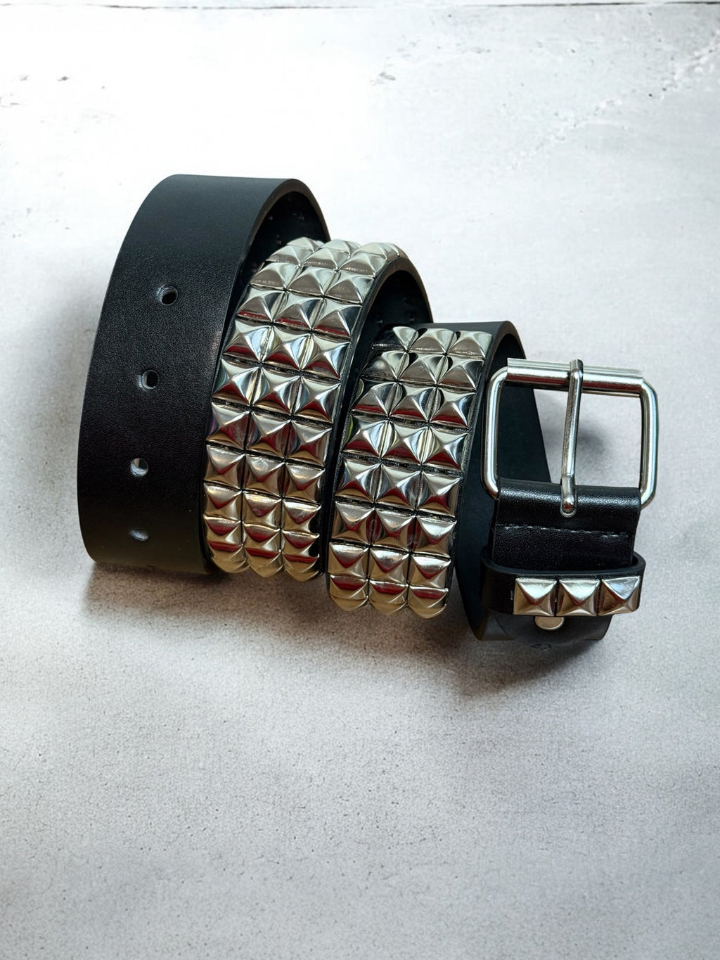 studded belt | pyramiden nietengürtel