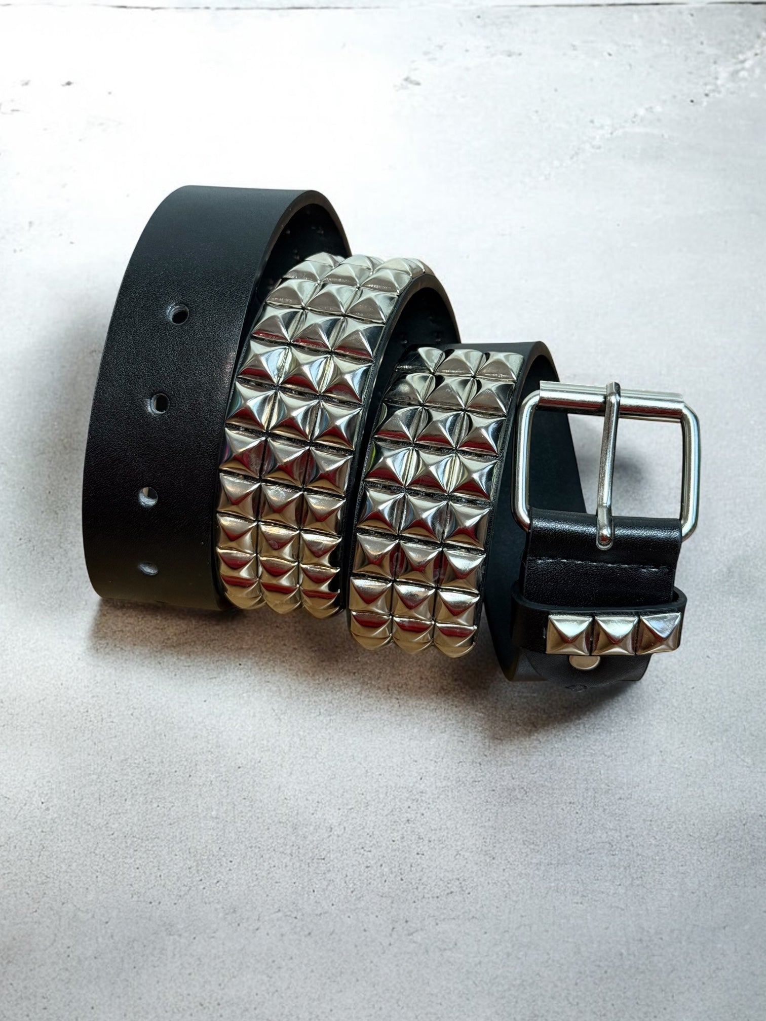 studded belt | pyramiden nietengürtel