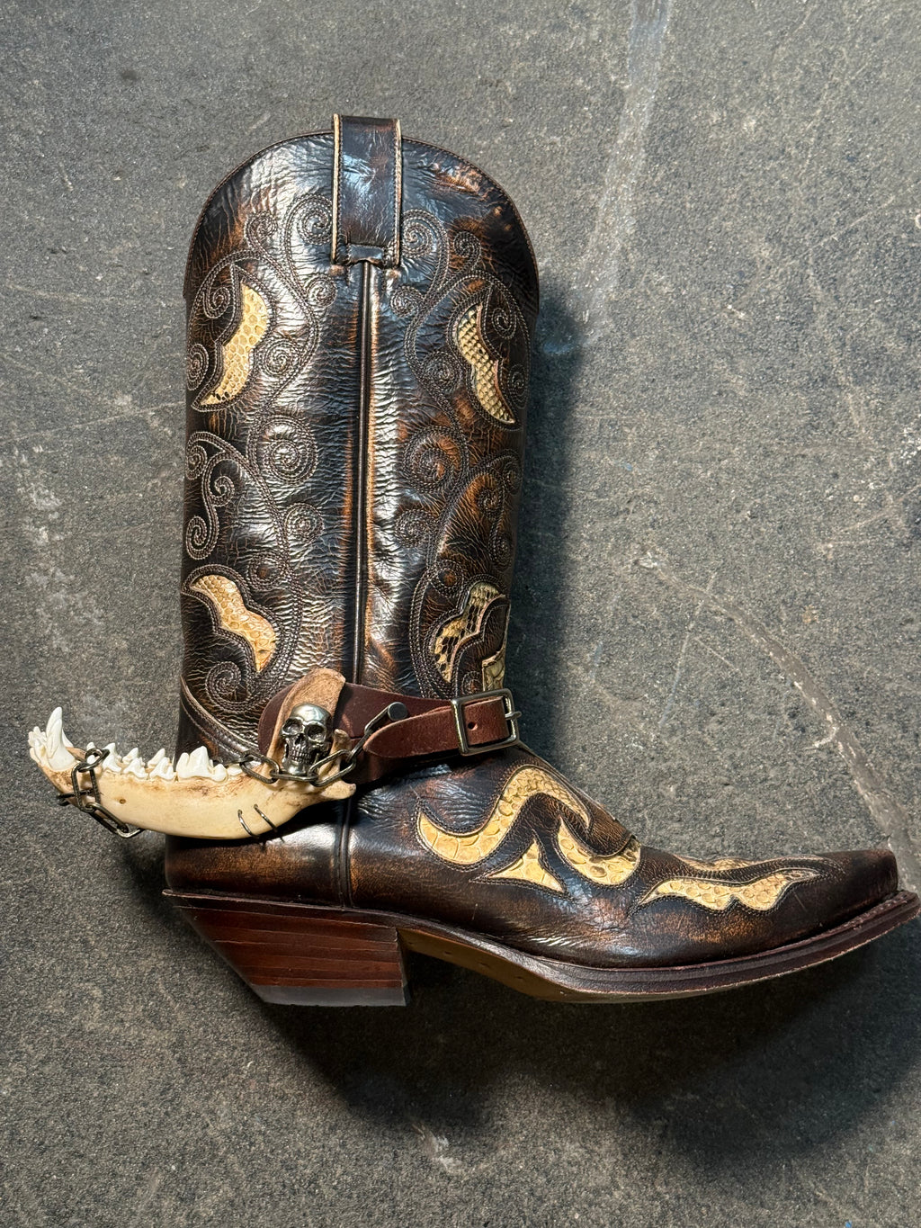 handmade coyote jaw spur straps & skull set | kojoten kiefer & totenkopf stiefelriemen set