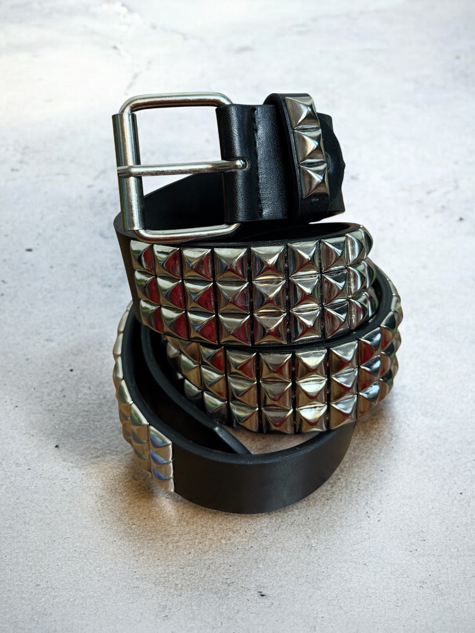 studded belt | pyramiden nietengürtel