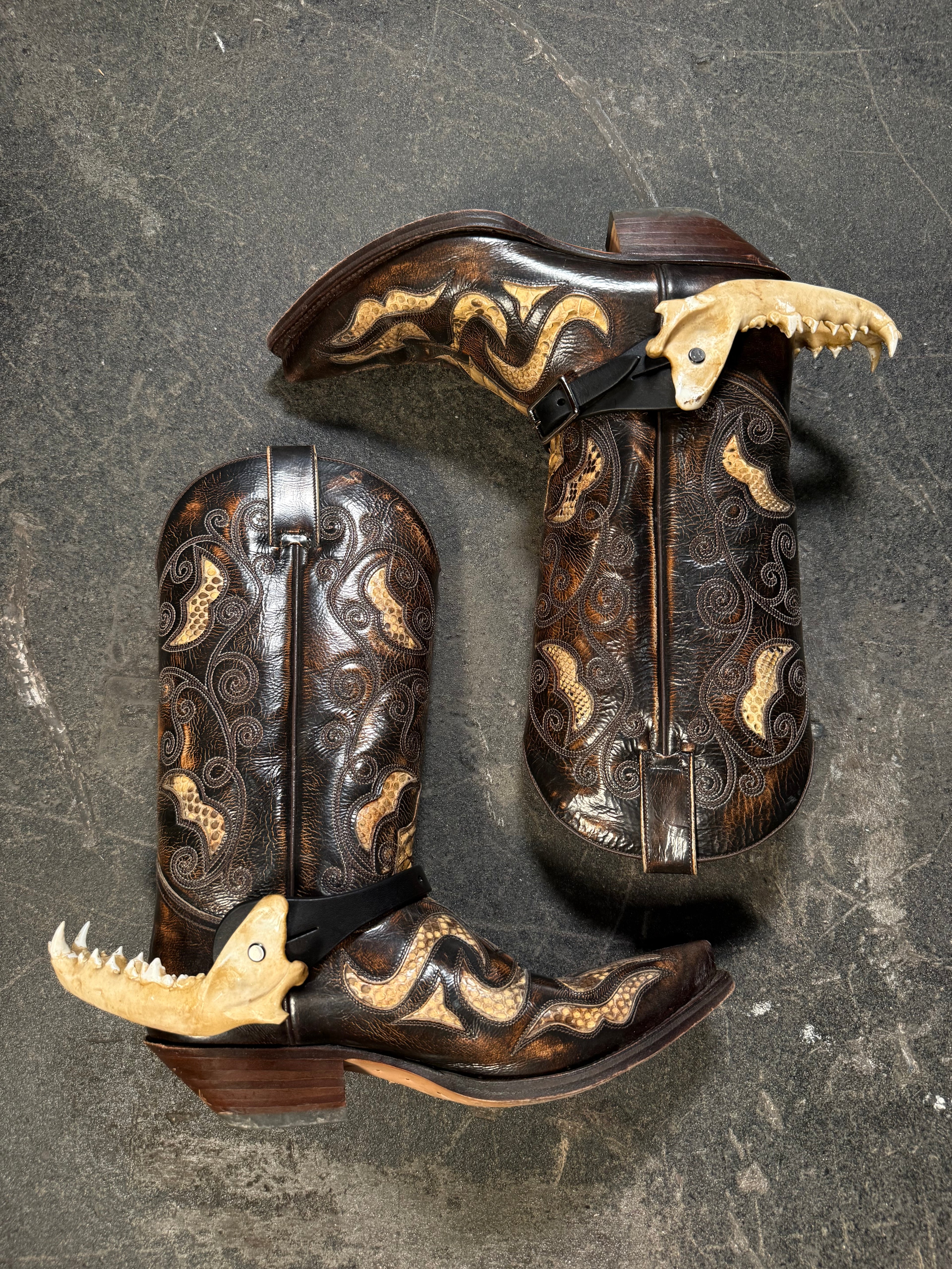 handmade coyote jaw spur straps set | kojoten kiefer stiefelriemen set