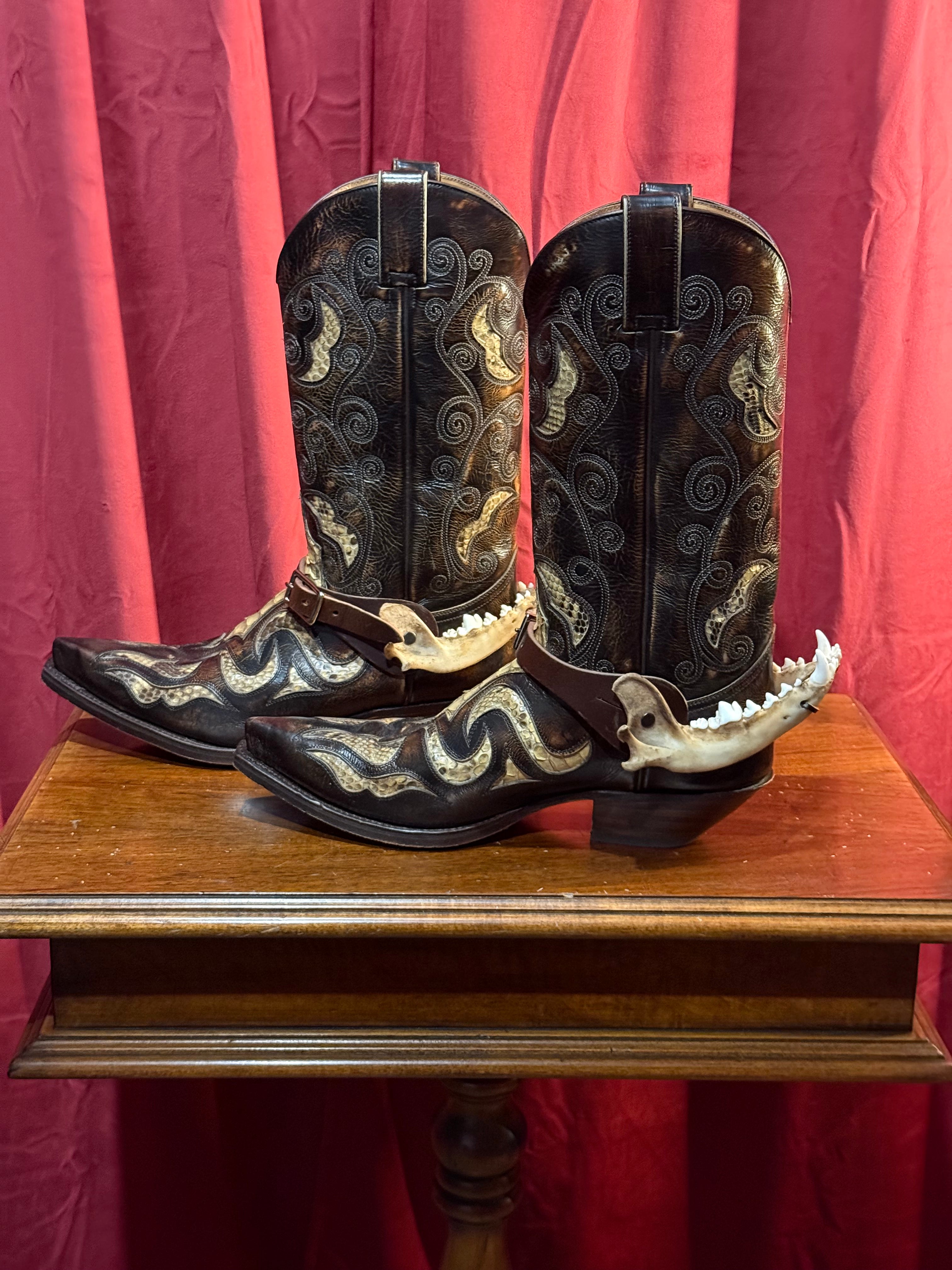 handmade coyote jaw spur straps set | kojoten kiefer stiefelriemen set