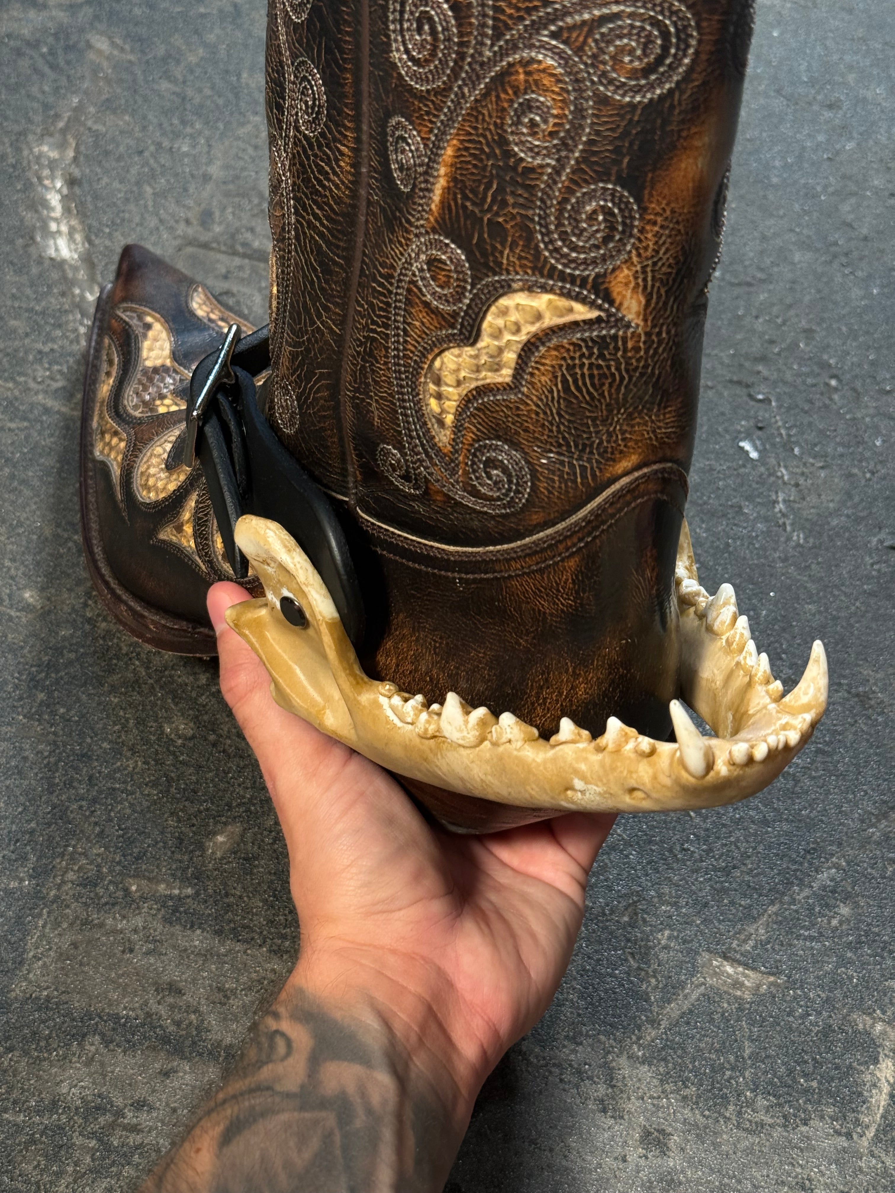 handmade coyote jaw spur straps set | kojoten kiefer stiefelriemen set