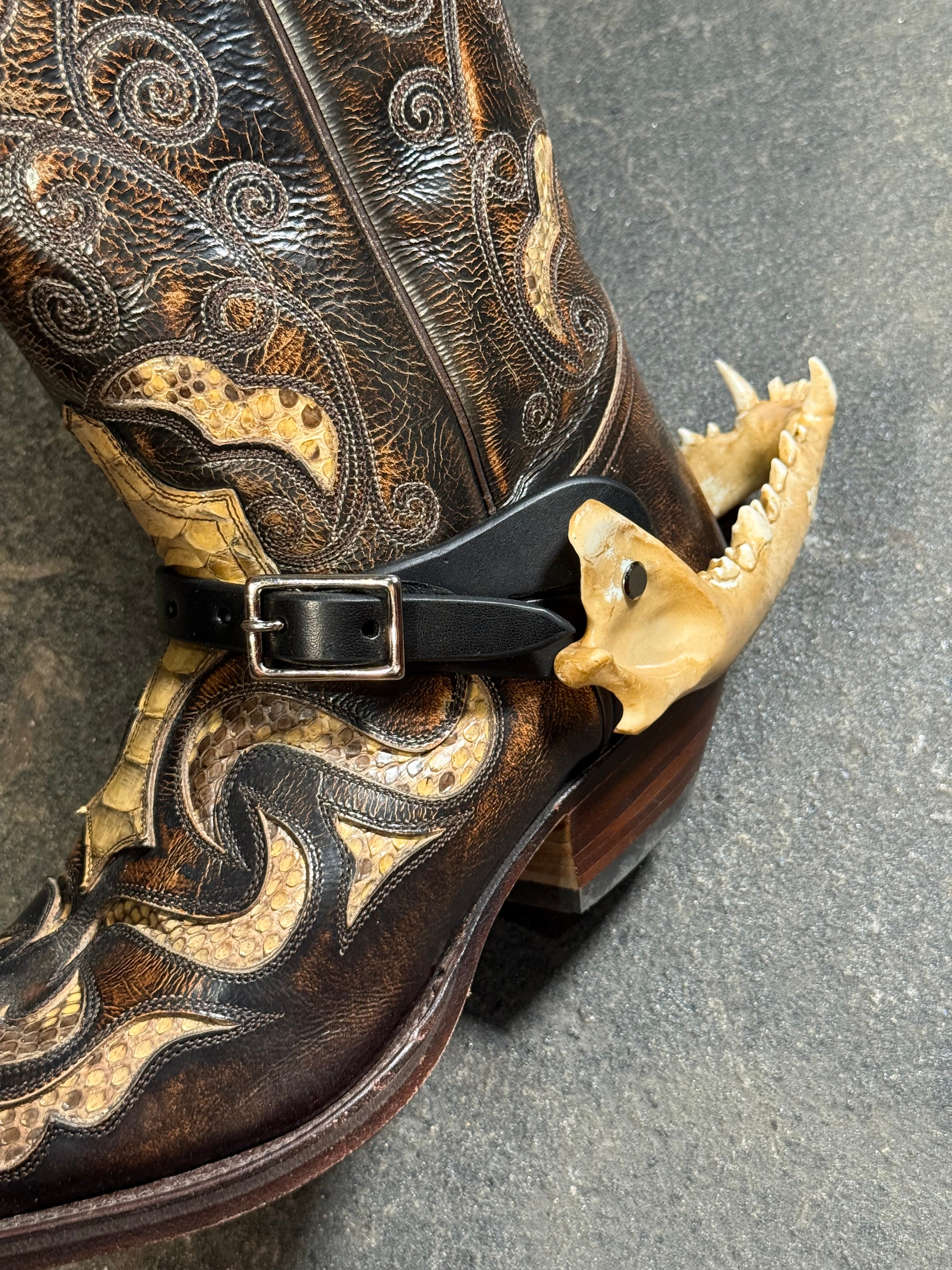 handmade coyote jaw spur straps set | kojoten kiefer stiefelriemen set