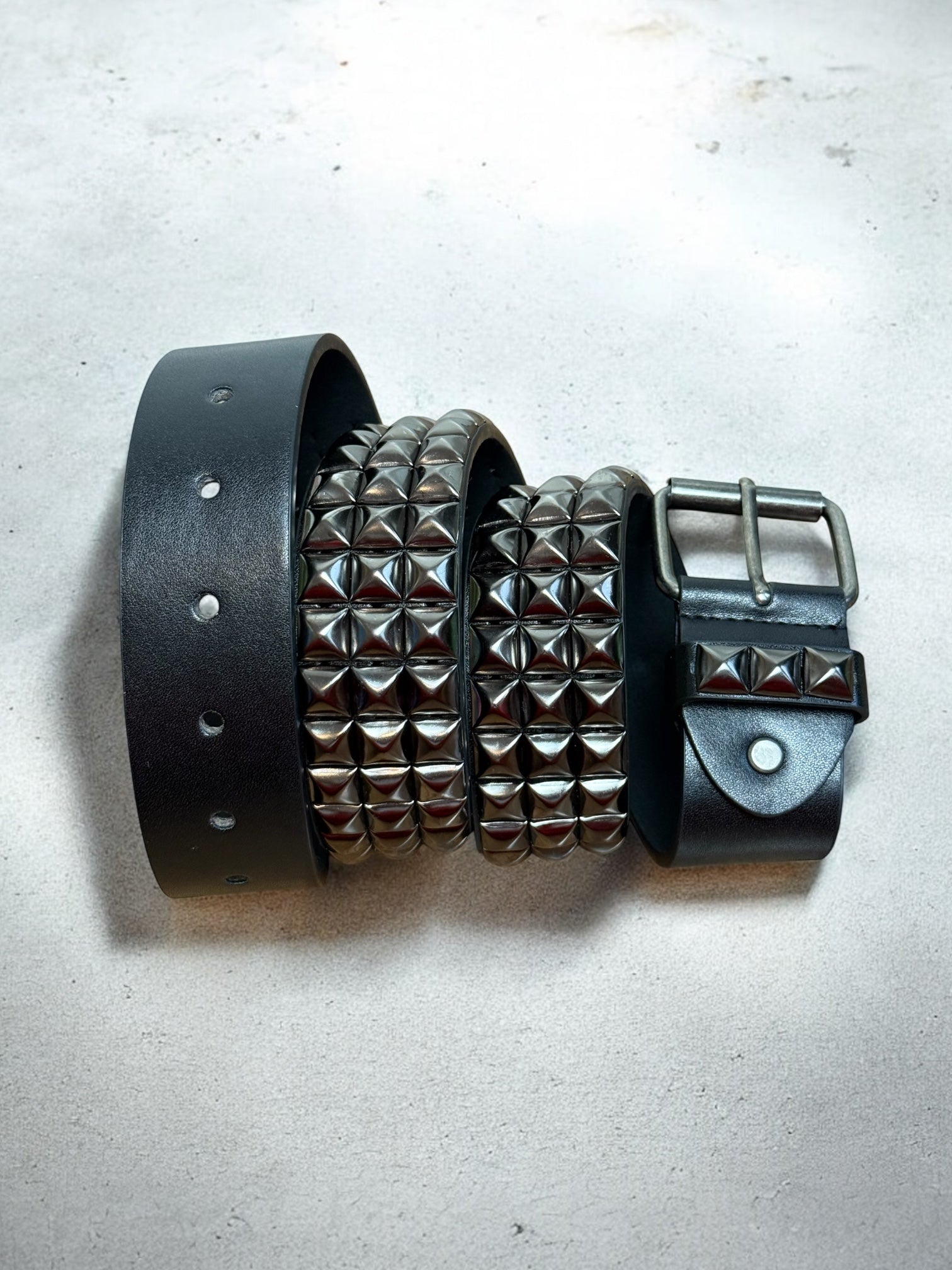 studded belt | pyramiden nietengürtel