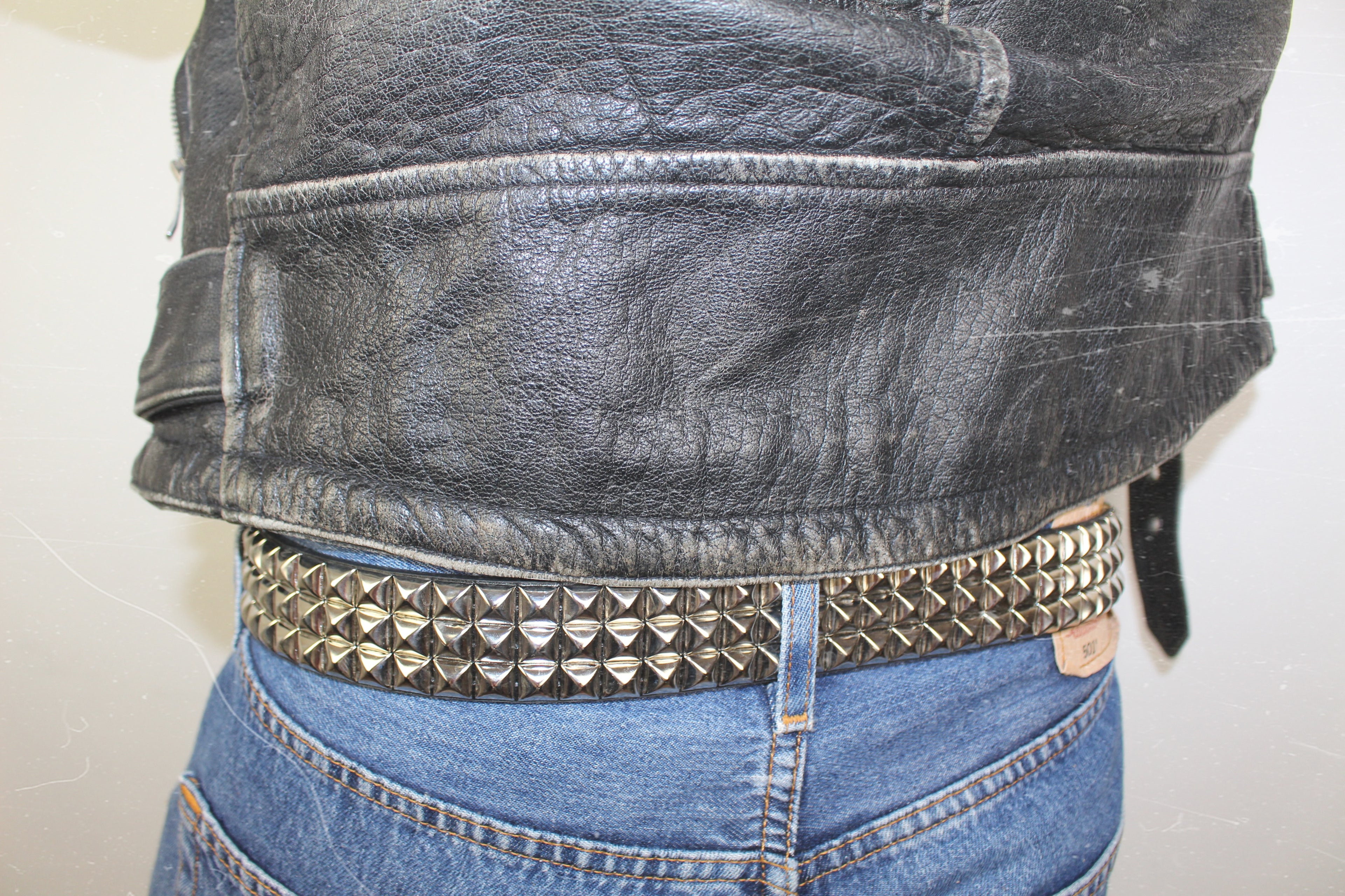 studded belt | pyramiden nietengürtel