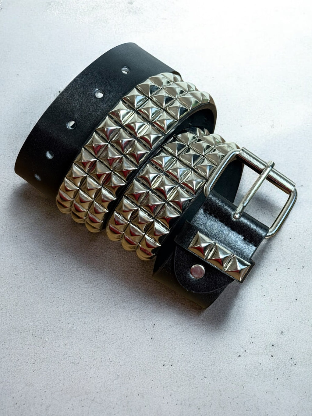 studded belt | pyramiden nietengürtel
