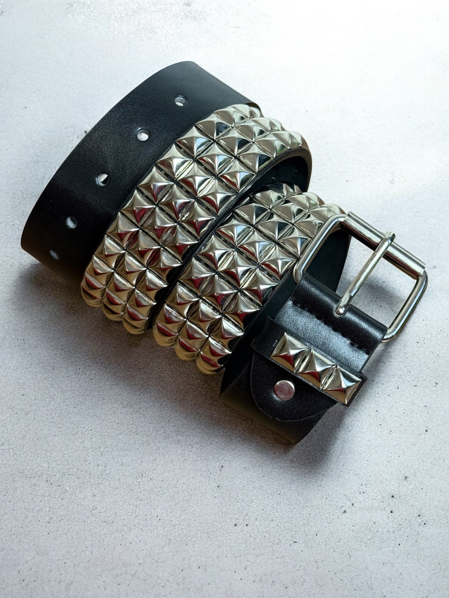 studded belt | pyramiden nietengürtel