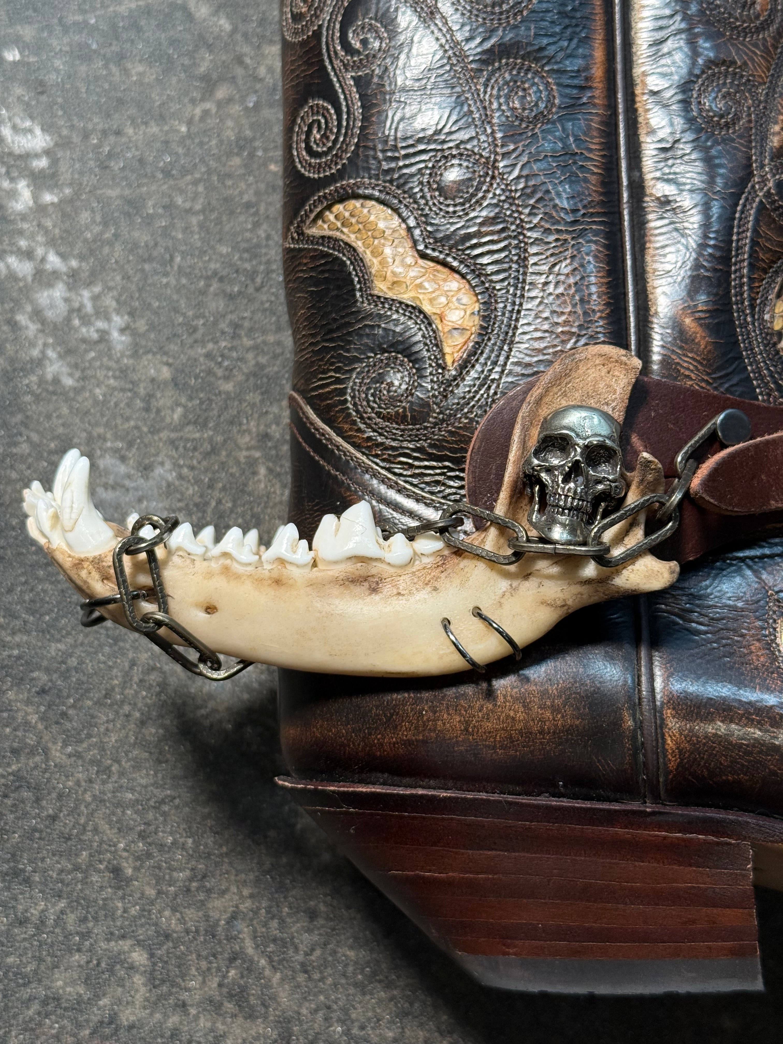 handmade coyote jaw spur straps & skull set | kojoten kiefer & totenkopf stiefelriemen set