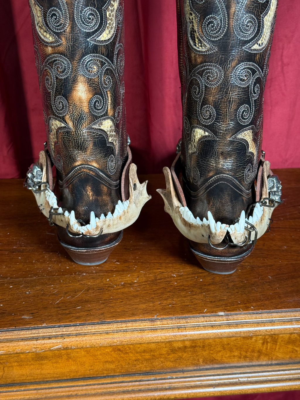 handmade coyote jaw spur straps & skull set | kojoten kiefer & totenkopf stiefelriemen set