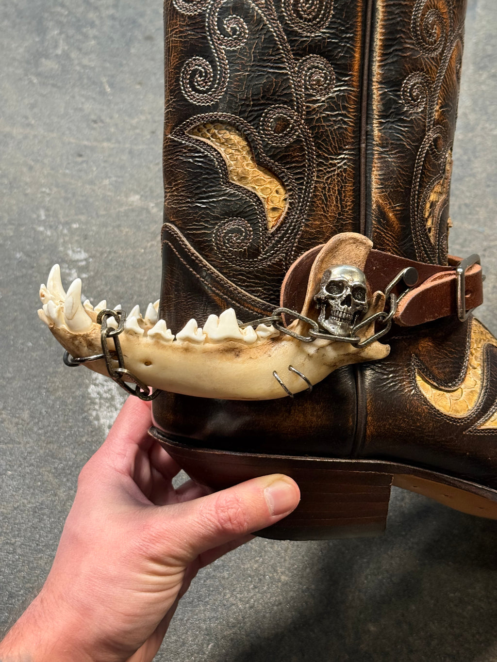 handmade coyote jaw spur straps & skull set | kojoten kiefer & totenkopf stiefelriemen set