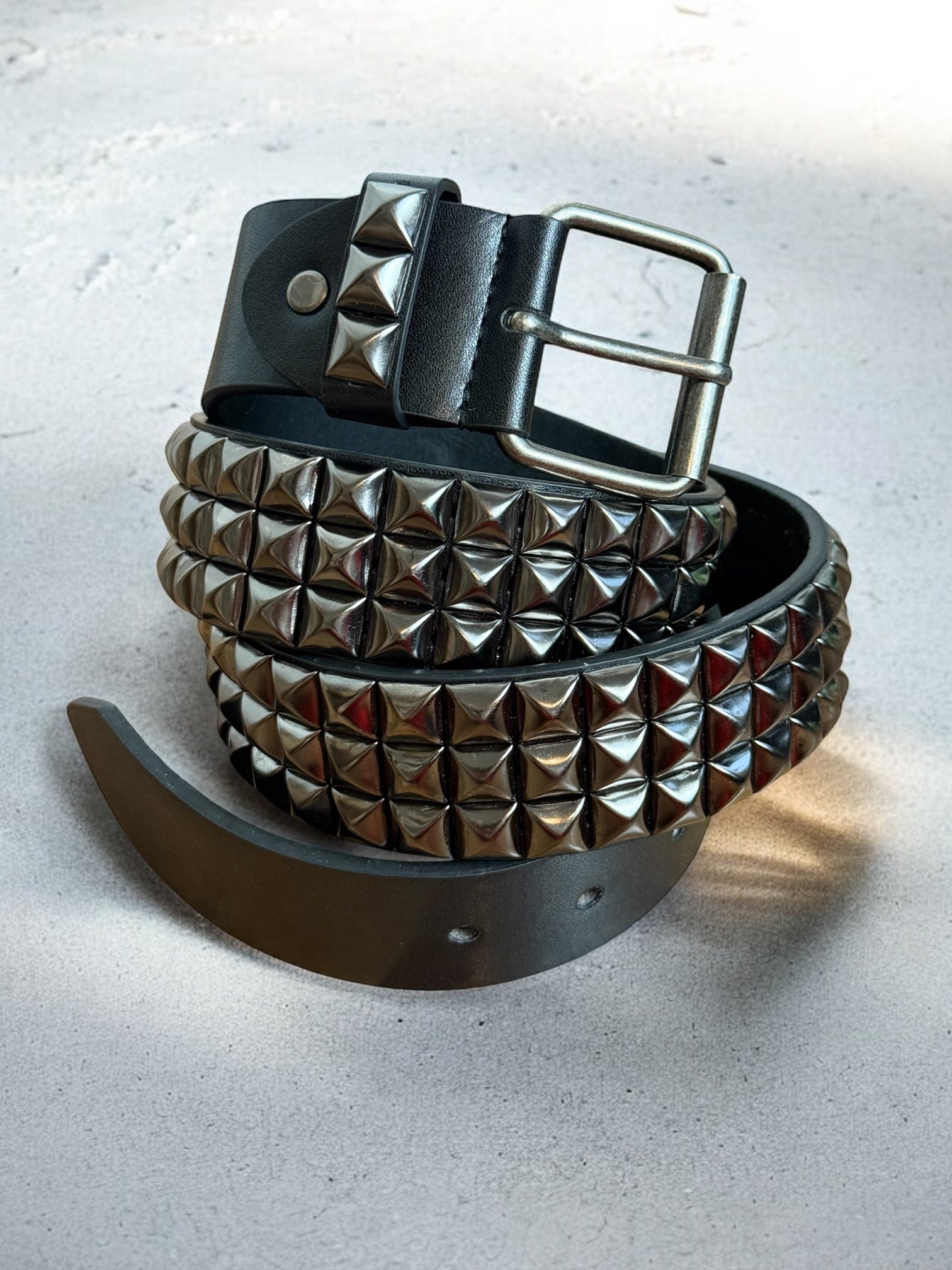 studded belt | pyramiden nietengürtel
